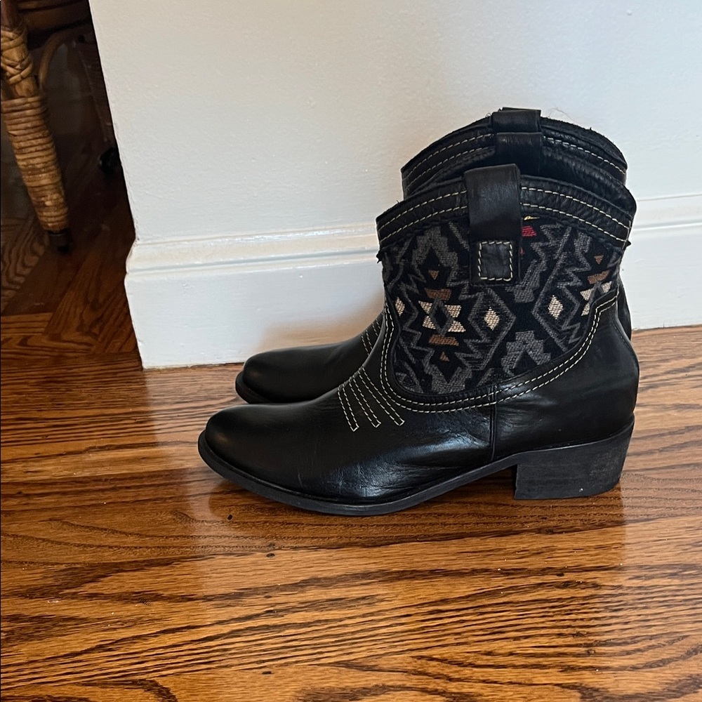 Kurt Geiger Carvela Senorita Black Embroidered Geometric Ankle Booties Size 39